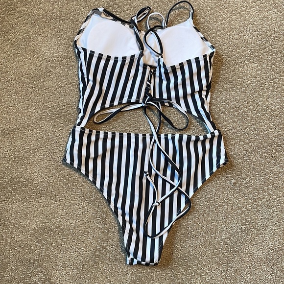 High waisted cutout one piece swimsuit - Picture 2 of 4